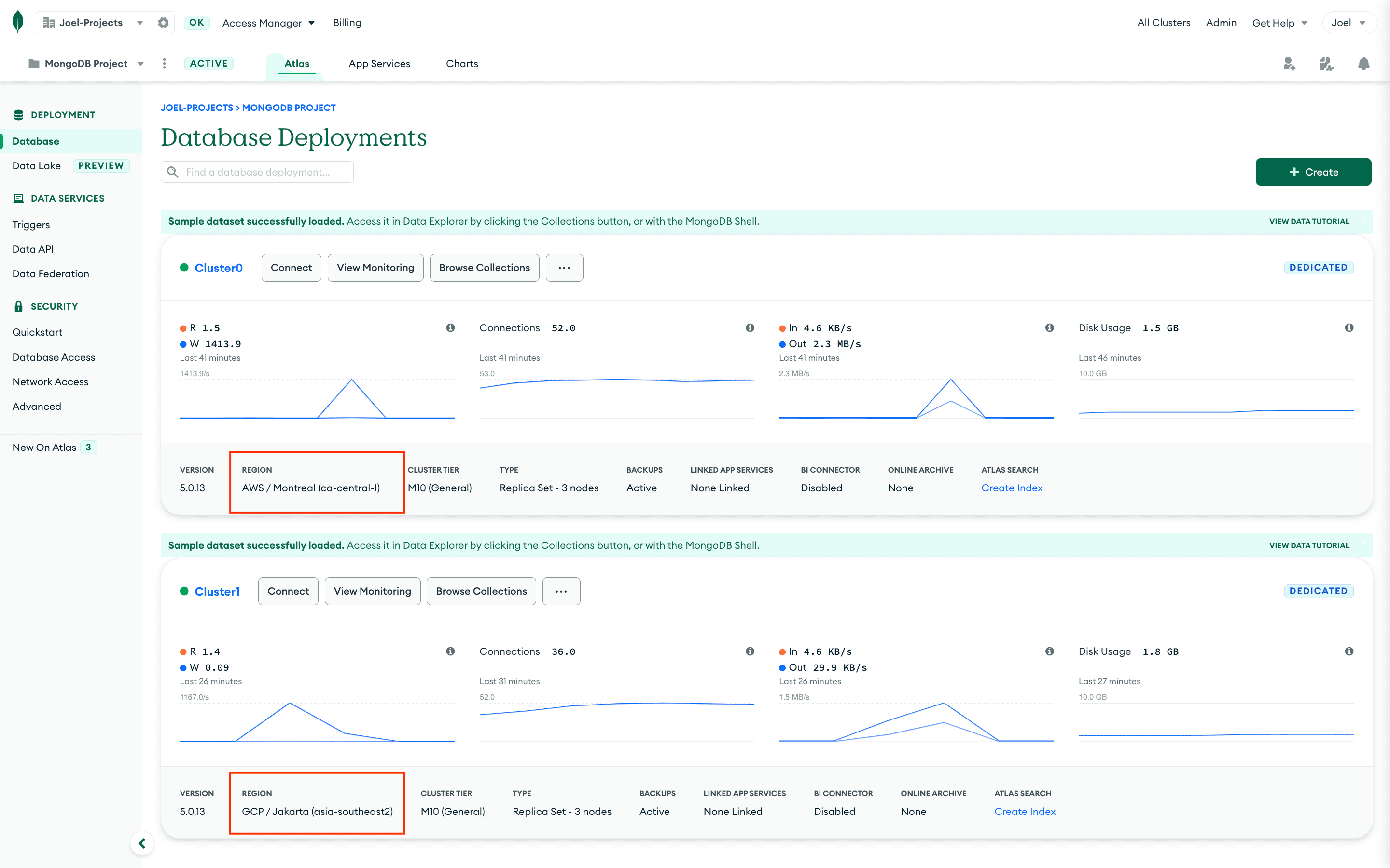 Captura de tela da página de visão geral do cluster do MongoDB Atlas. Há caixas vermelha destacando que os dois clusters usados neste exemplo estão sendo hospedados em dois provedores de nuvem diferentes, AWS e GCP.